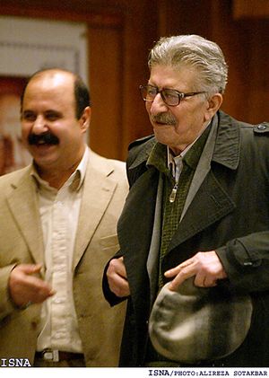 منوچهر آتشی (سمت راست تصویر)