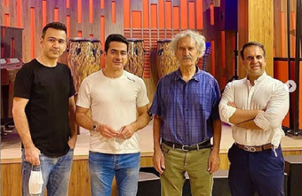 کیخسرو پورناظری (در میانۀ تصویر، کنار همایون شجریان)