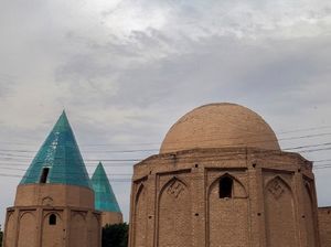 نمای بیرونی سه مقبره