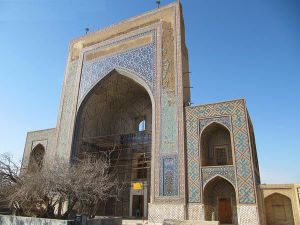 نمایی از ورودی آرامگاه