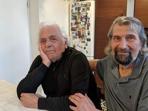 اسماعیل خویی در کنار ابراهیم گلستان