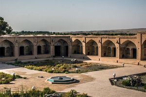 نمایی از صحن و حجره‌های کاروانسرا