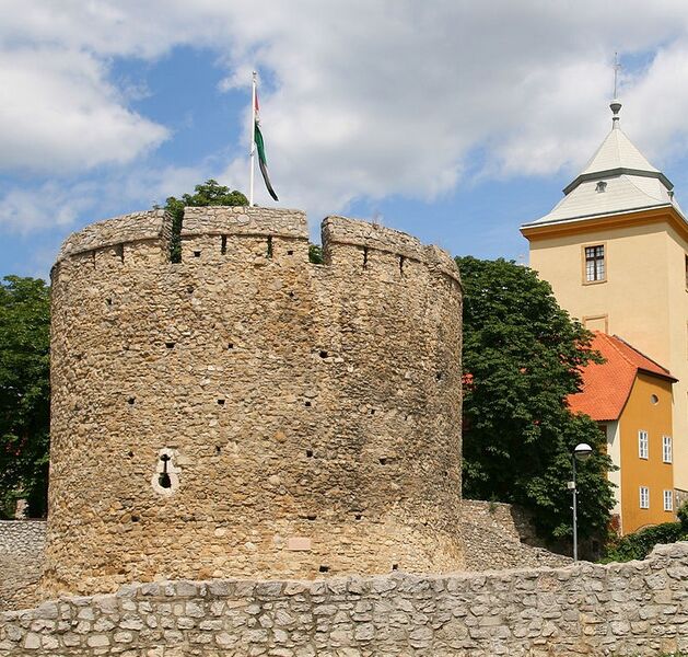 پرونده:قلعه ای در شهر پچ.jpg